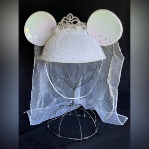 Disney Parks Minnie Mouse Bride Ear Hat with a tiara and veil new with tags